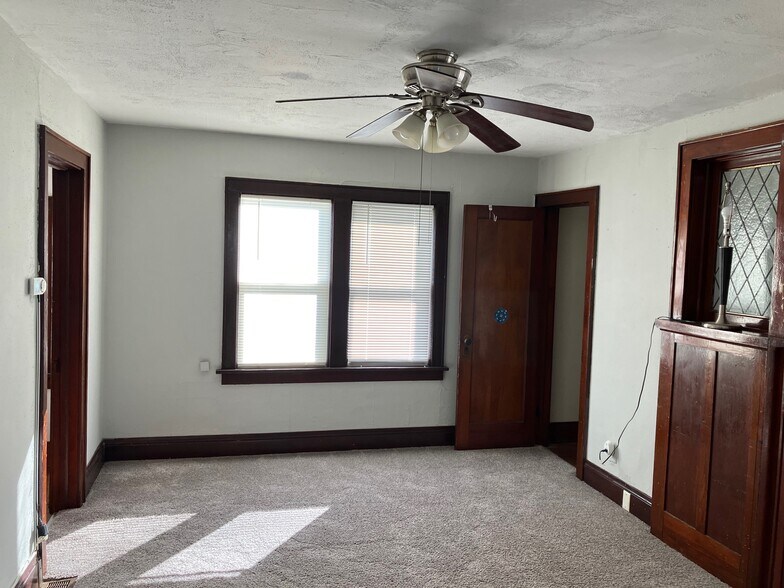 Living room - 6013 12th Ave