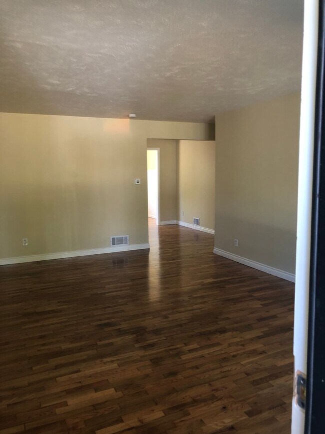 Building Photo - Live Large in the Heart of NW Corvallis!