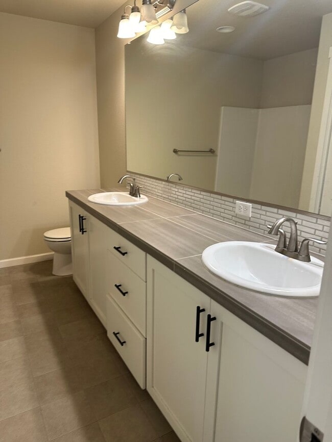 Building Photo - BEAUTIFUL CONTEMPORARY HOME IN BETHANY