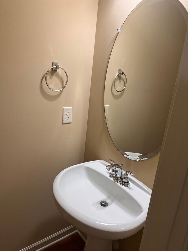 Building Photo - Lovely 3 Bedroom Townhouse in Raleigh!!
