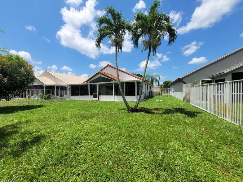 Building Photo - 10674 Oak Bend Way
