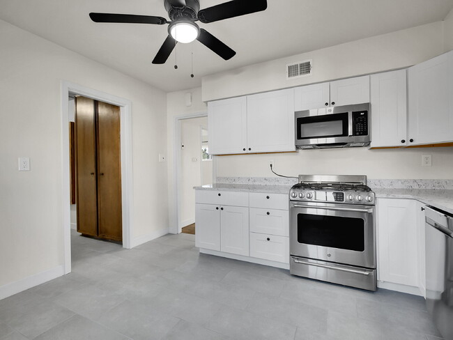 Building Photo - $2,340.95 - $300 OFF - First 2 Months'Rent - 3 Bedrooms, 1.5 Bathrooms, Single Family Home in Aur...