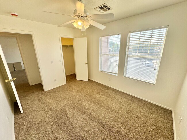 Building Photo - 4 Bedroom 3 Bathroom Home in Surprise! Has Loft & Additional Office/Den!