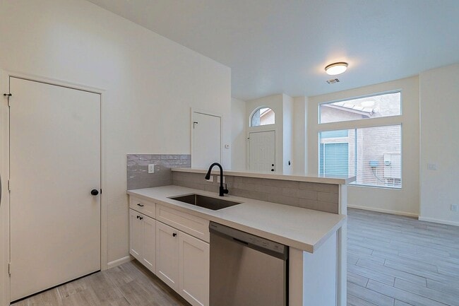Building Photo - Great home in gated community!