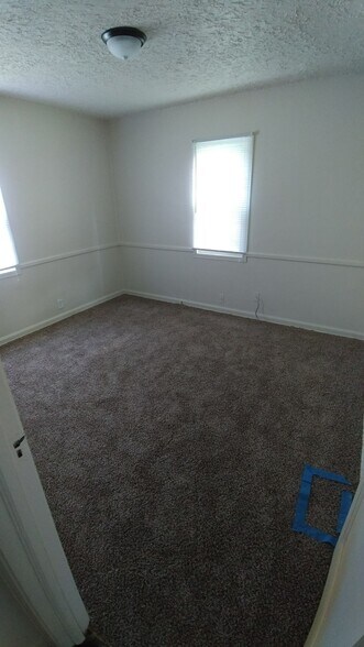 Building Photo - Great Location - 3 Bedrooms