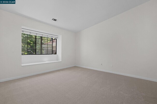 Building Photo - 5012 Lakeview Dr