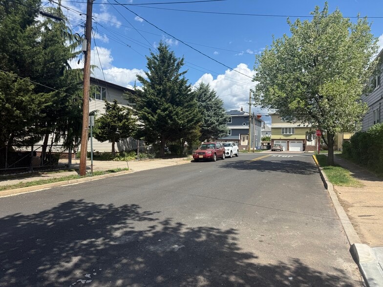 Building Photo - 13 Roosevelt Ave