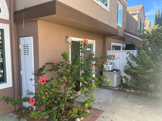Building Photo - Beautifully Updated 3-Bedroom Townhome in ...