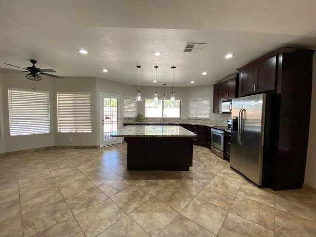 Building Photo - Very nice single level home