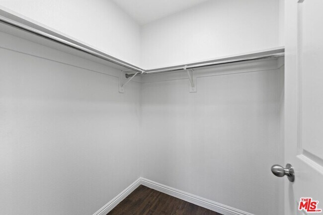 Building Photo - 1128 Irolo St