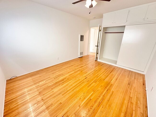 Building Photo - Sun-Filled Belmont Shore Apartment