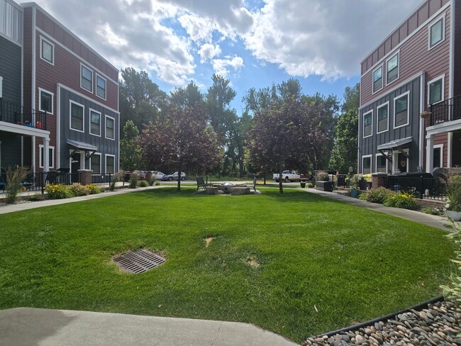 Building Photo - Beautiful 2 bed 1.5 bath townhome