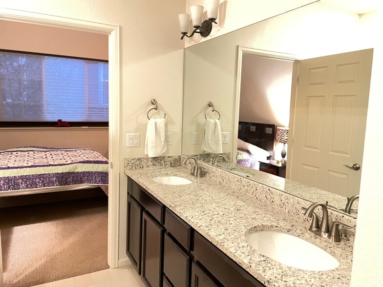 Building Photo - 15102 E Batavia Pl