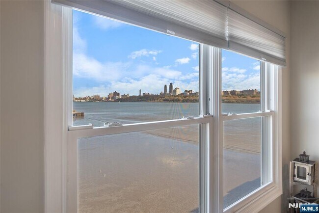 Building Photo - 302 The Promenade