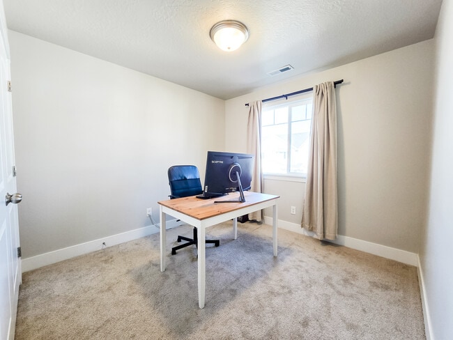 Building Photo - 261 W 490 N