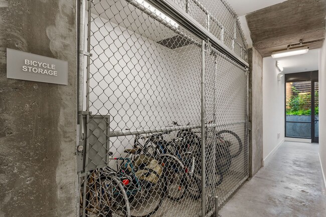 Building Photo - SoMA: Stylish 1 Bed Condo w/ Designer Finishes, Google Fiber, Bike Storage & Shared Roof Deck
