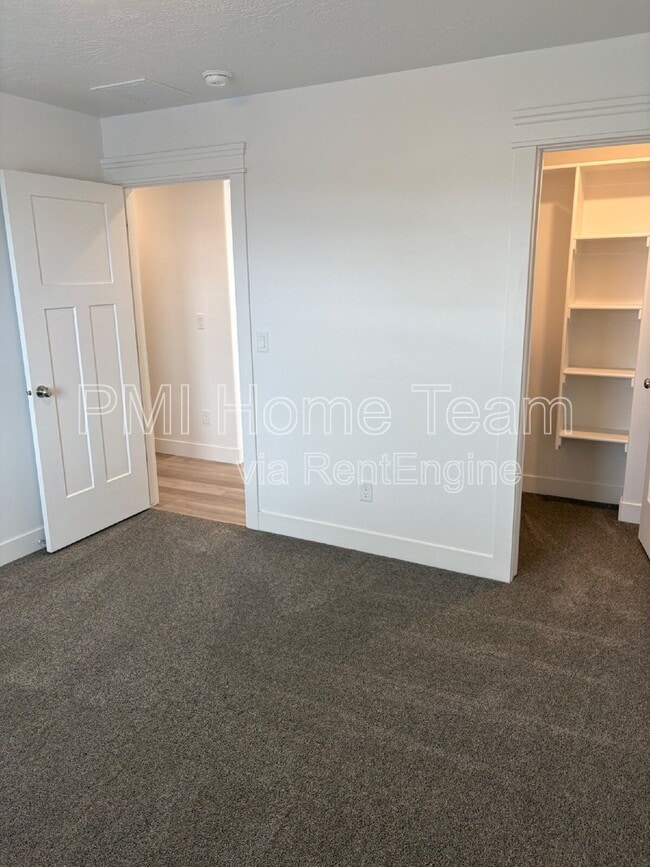 Building Photo - 618 W Cozy Ln
