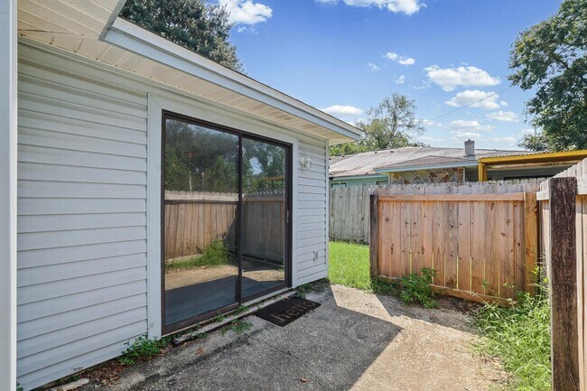 Building Photo - 455 Stara Cir