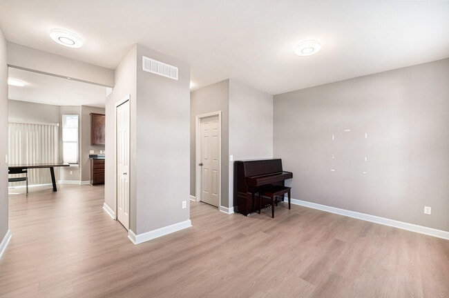 Building Photo - 27106 Ladbroke St