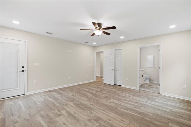 Building Photo - AVAILABLE 9/19!! 3bed/2bath with flex spac...
