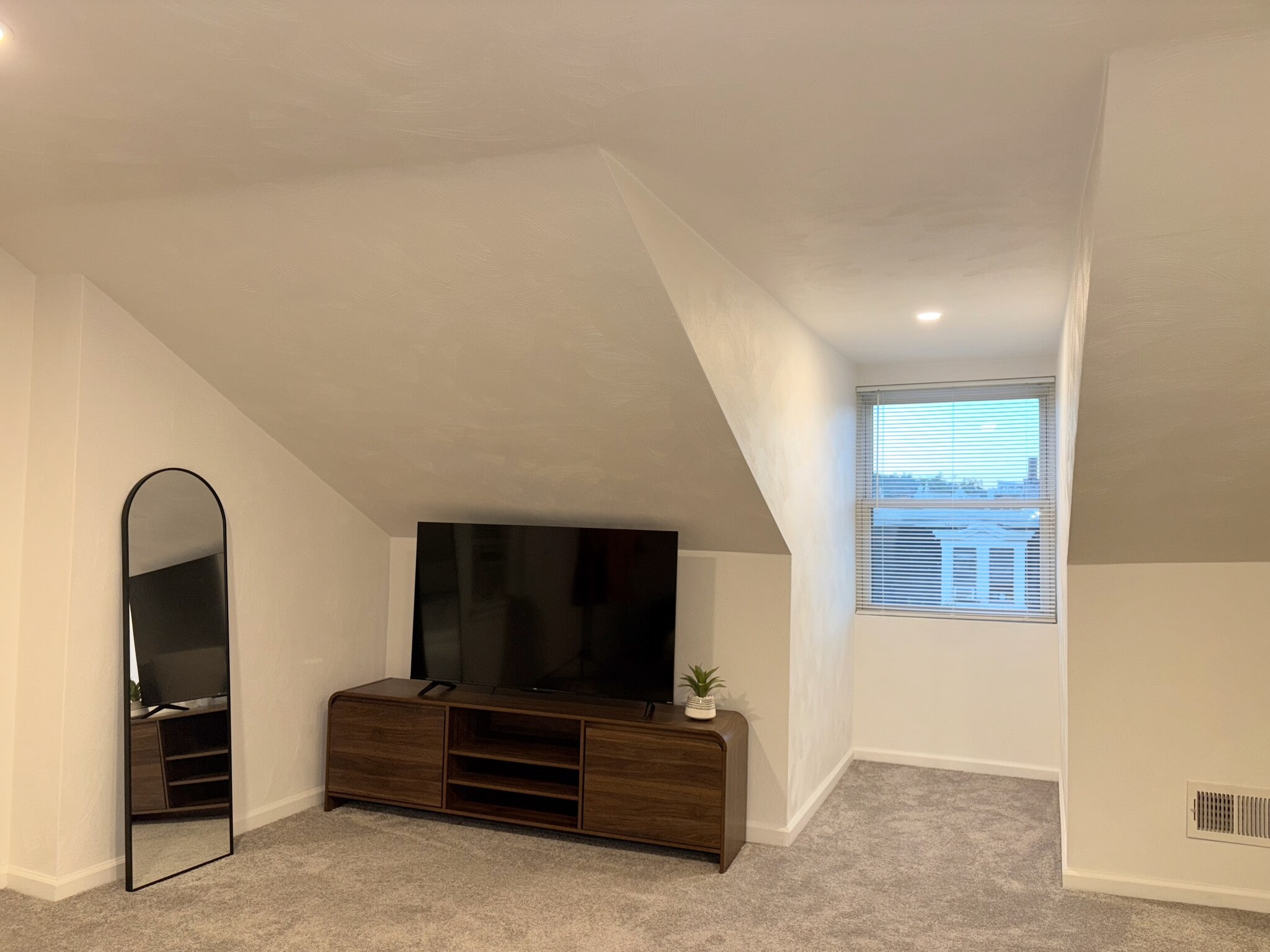 Building Photo - 2202 Sarah St