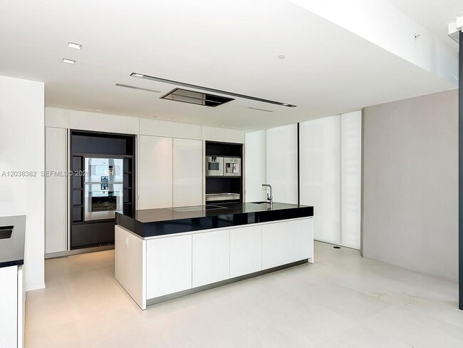 Building Photo - 1000 Biscayne Blvd
