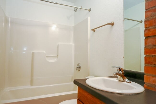 Building Photo - Huge 5 Bed 2 Bath Home for Rent! Great Loc...