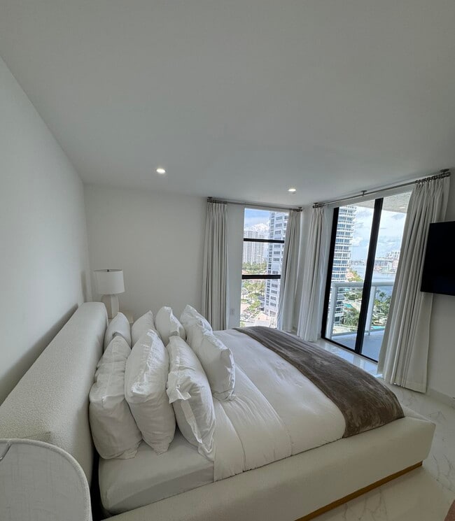 Building Photo - 20515 E Country Club Dr