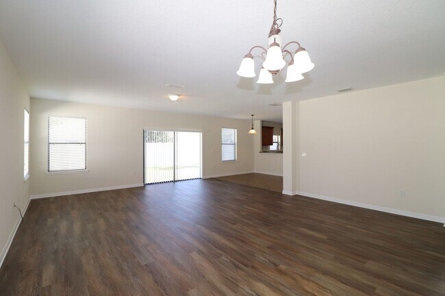 Building Photo - Easy Living 3/2/2