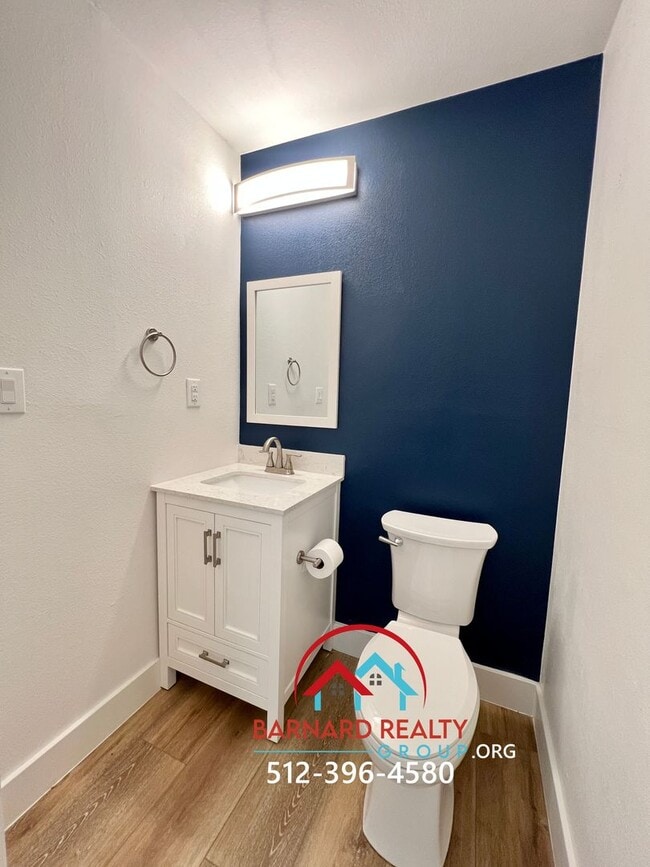 Building Photo - Country Living At It's Finest!