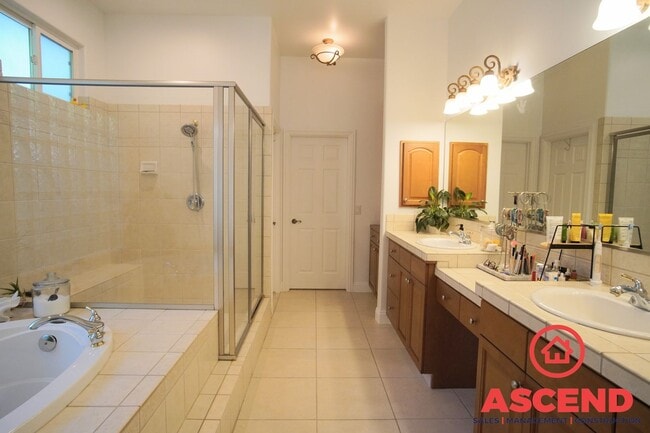 Building Photo - Elegant 3BD/2BA Home with Office Space in Bakersfield's Desirable 93312 — HOA Community, Gardener...