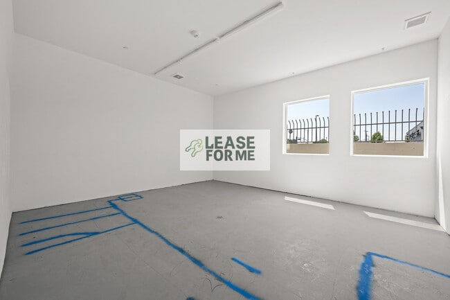 Building Photo - 4348 Woodlawn Ave