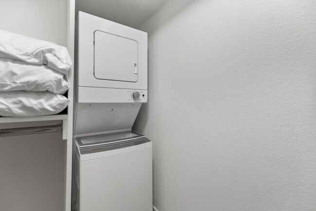 Building Photo - 302 E Monte Vista Rd