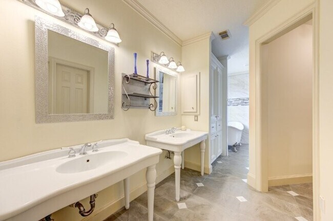 Building Photo - 122 Vieux Carre Dr