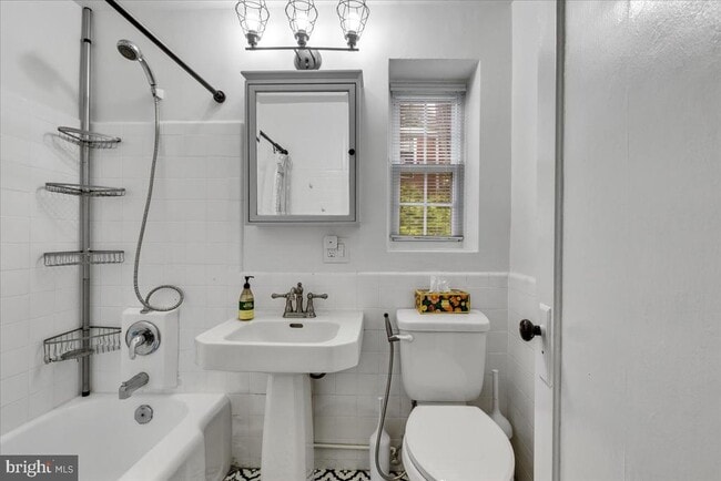 Building Photo - 1132 Valley Dr