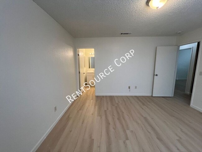 Building Photo - 841 Chateau Way