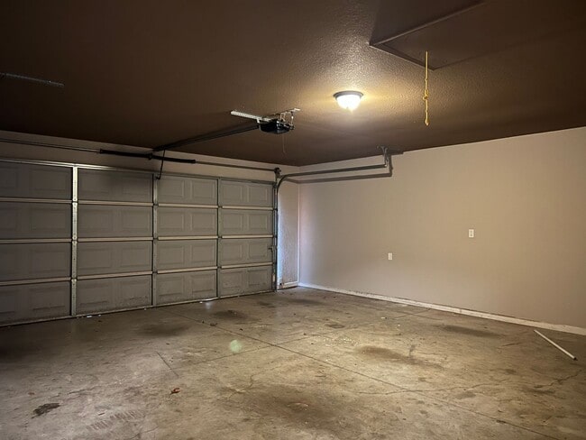 Building Photo - 15229 Skyline Dr