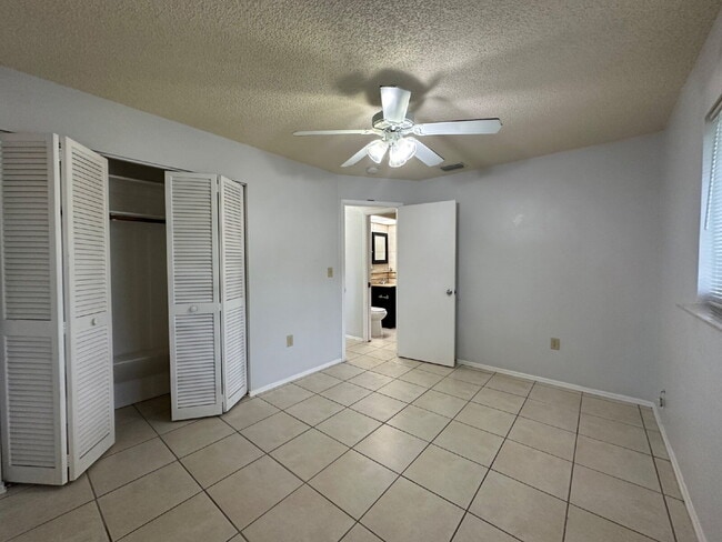 Building Photo - "Charming 2-Bed in Port Charlotte!"