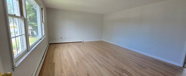 Building Photo - 54 Hallock St