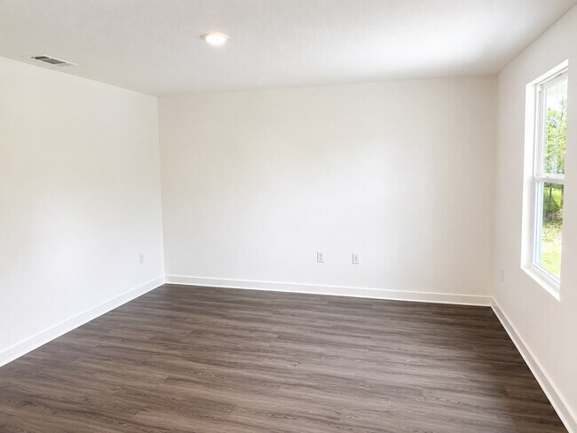 Building Photo - 204 Iris Ln