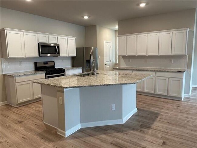 Building Photo - Lakeshores Villages Beauty