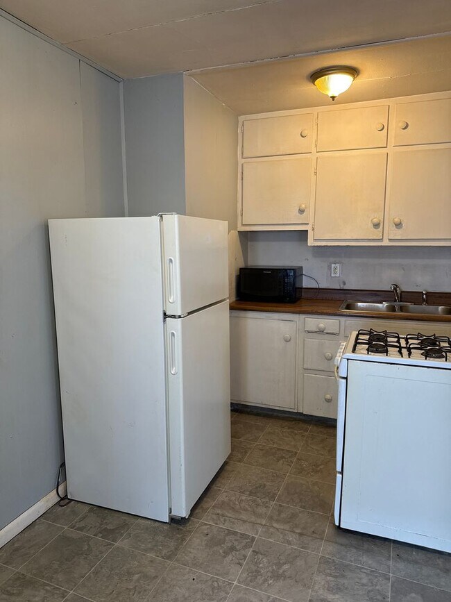 Building Photo - 2114 E Converse St