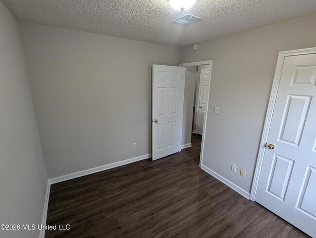 Building Photo - 2872 Waverly Dr