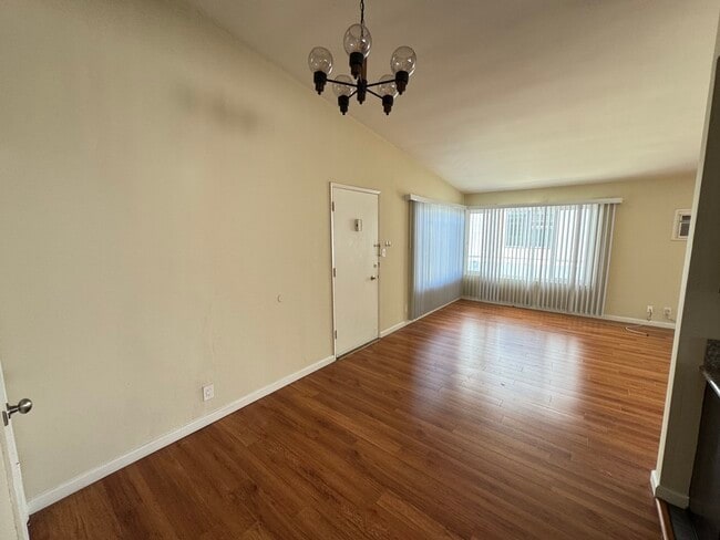 Building Photo - 521 S Manhattan Pl
