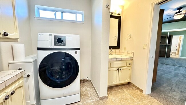 Building Photo - Lovely semi-attached, Single-Story Guest H...