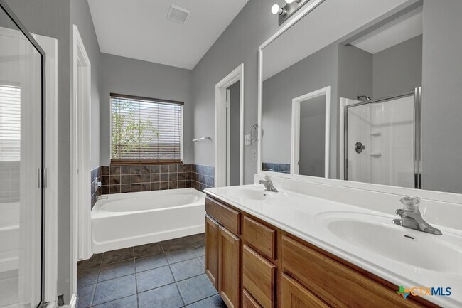 Building Photo - 400 Summer Dr