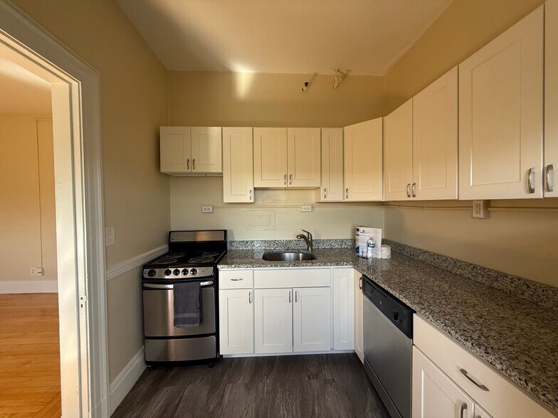 Building Photo - 1402 Beacon St