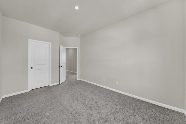 Building Photo - Beautiful End Unit Townhome In Mint Hill