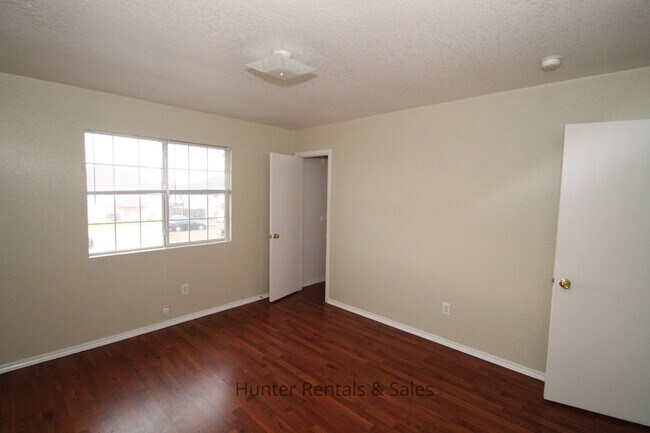 Building Photo - 4504 Jeff Scott Dr