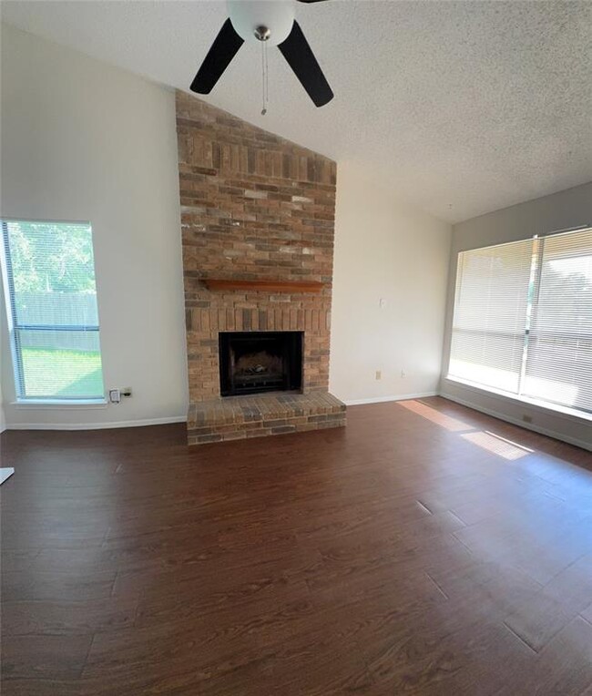 Building Photo - 605 Rollingway Dr